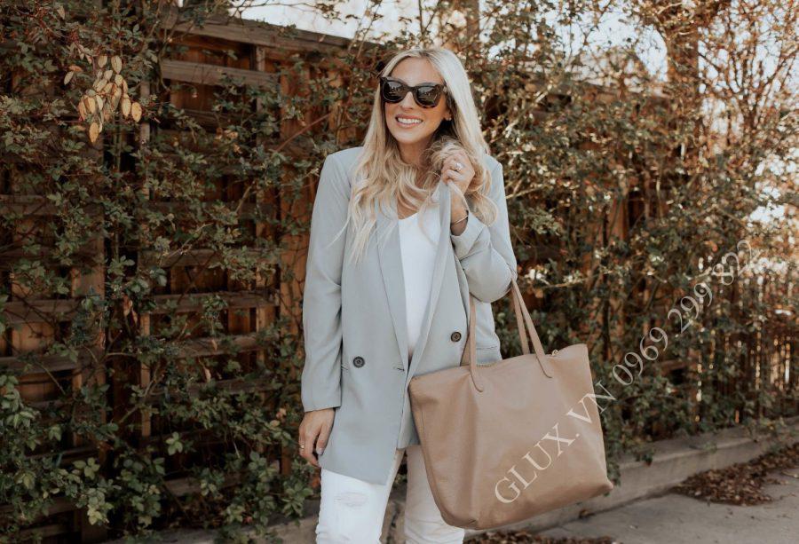 Phối áo blazer với túi tote