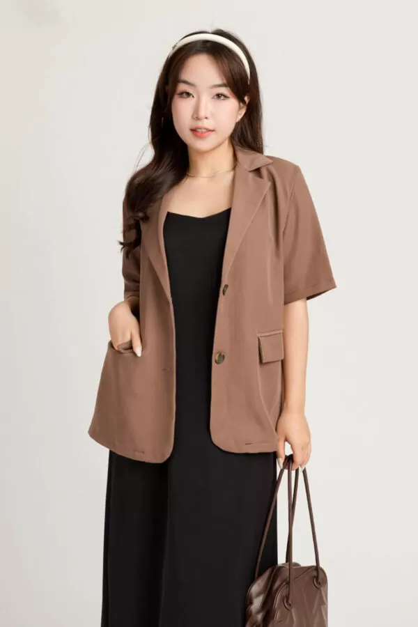 Phối áo blazer với túi nâu