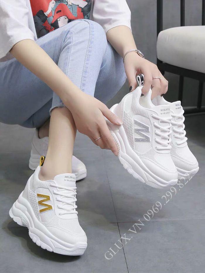 Giày sneaker đế cao